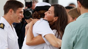 La reina Letizia visita a la princesa Leonor durante una escala del buque escuela Elcano en Panamá