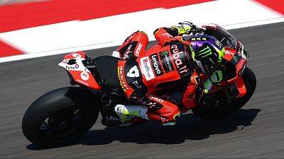 Bulega, Razgatlioglu y Bautista repiten el podio de la Carrera 1 en la Superpole Race de Italia