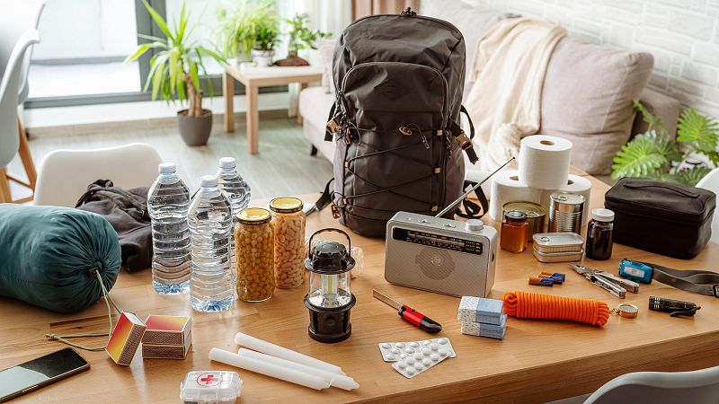 Se disparan las ventas de radios, hornillos, pilas, velas y linternas tras el apagón