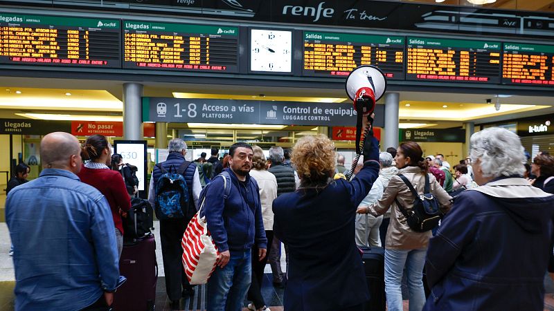 "Llevamos desde las 4 de la mañana en la estación, no es normal que no nos digan cuando podemos viajar"