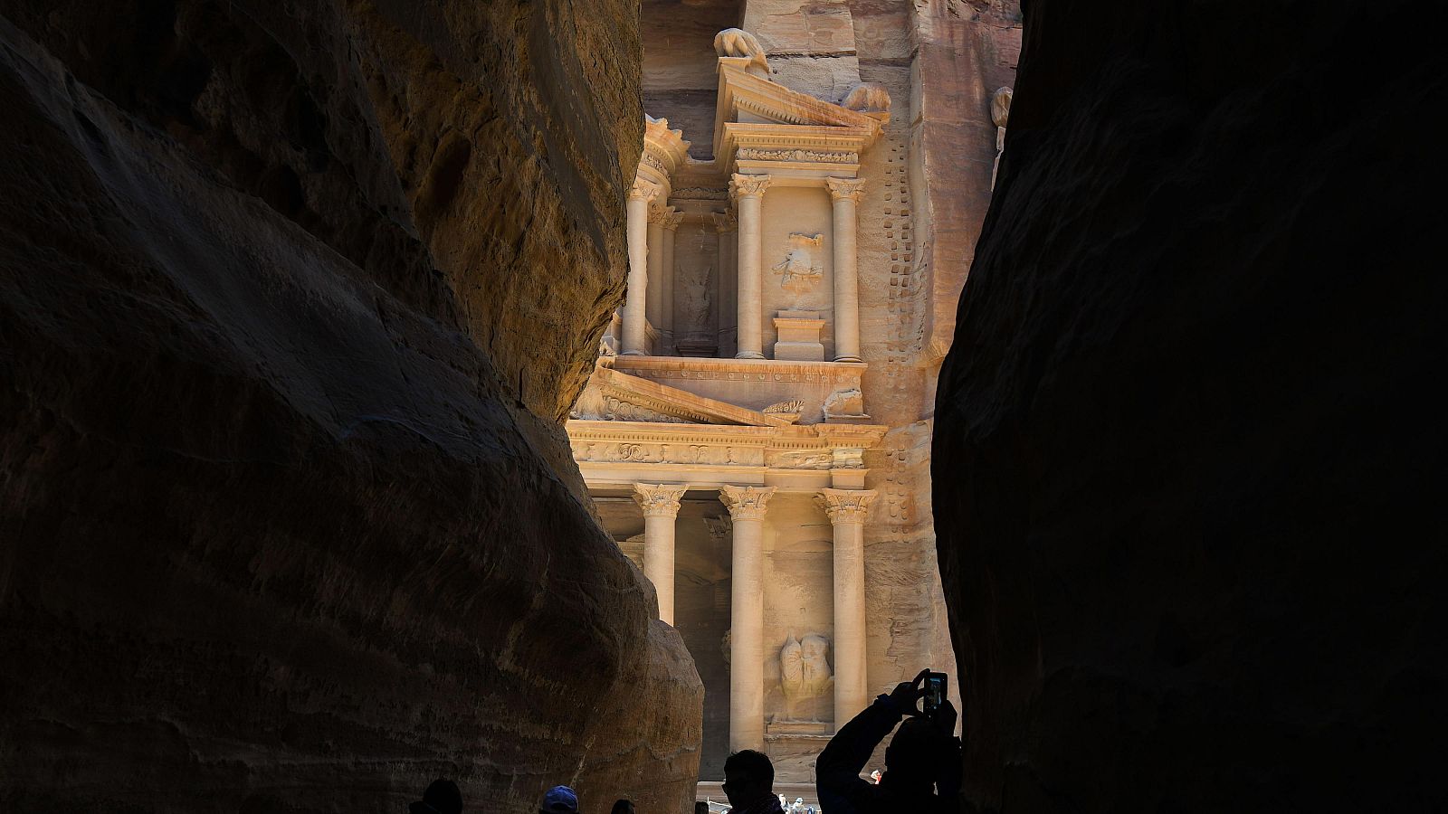 Fuertes lluvias en Petra obligan a evacuar a 1.800 turistas - Modo Digital | Ver
