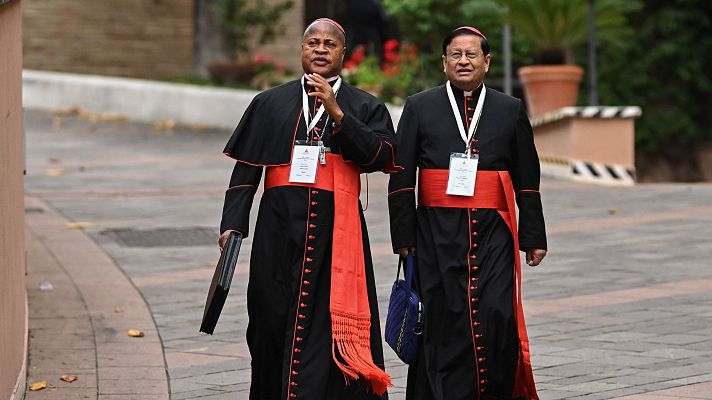 Dos cardenales llegan a una reunión de la congregación general previa al cónclave para elegir al próximo Papa