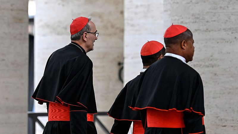 El personal del cónclave jura confidencialidad antes de la votación del nuevo papa