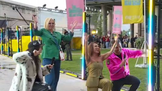 Los 10 momentos surrealistas del estreno de 'La Familia de la Tele'