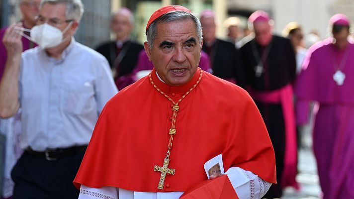 Cardenal con vestimenta roja y cruz dorada, expresión seria. Fondo con figuras religiosas y persona enmascarada.