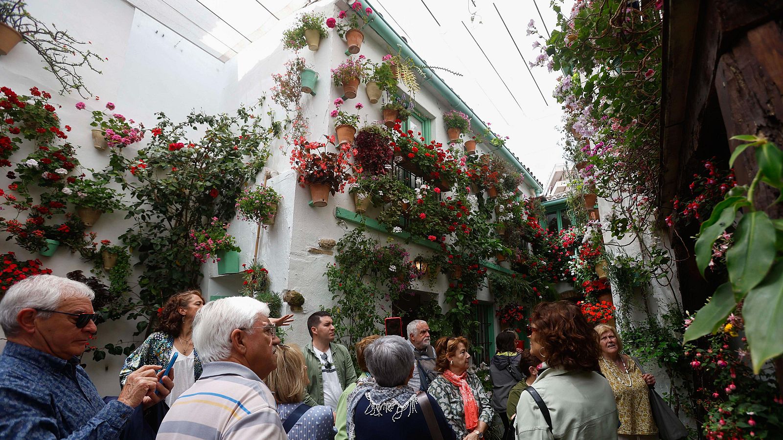 Uno de los patios de Córdoba reabre para la fiesta floral - Telediario 1 | Ver