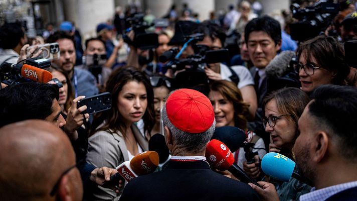 Un cardenal atiende a los medios de comunicación en el Vaticano.