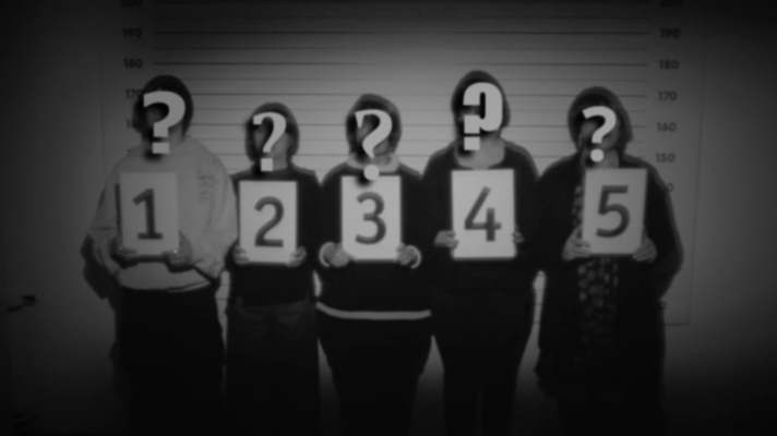 Cinco figuras con carteles numerados (1-5) y rostros ocultos por interrogantes, en una imagen estilo rueda de reconocimiento policial en blanco y negro.