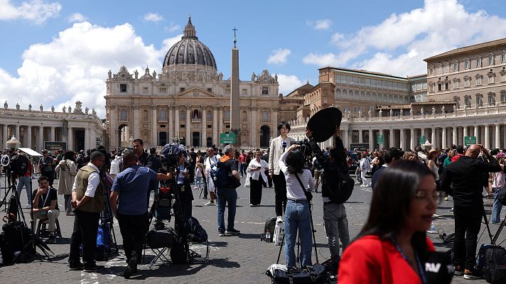 Miembros de los medios de comunicación se reúnen cerca de la Basílica de San Pedro