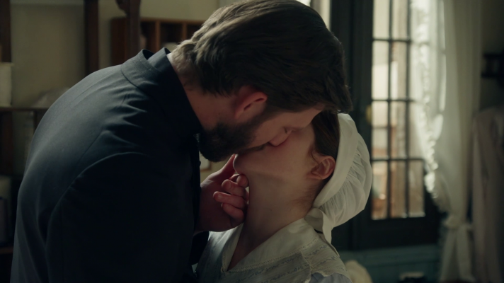 El romántico beso de Samuel y María Fernández: pillados por este personaje de 'La Promesa'