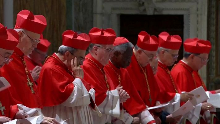 Los cardenales procesionan mientras oran conjuntamente hasta la Capilla Sixtina