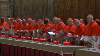 Los cardenales entonan el 'Veni Creator' para invocar la presencia del Esp�ritu Santo