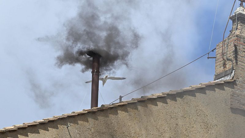 La tercera votación del cónclave termina con fumata negra