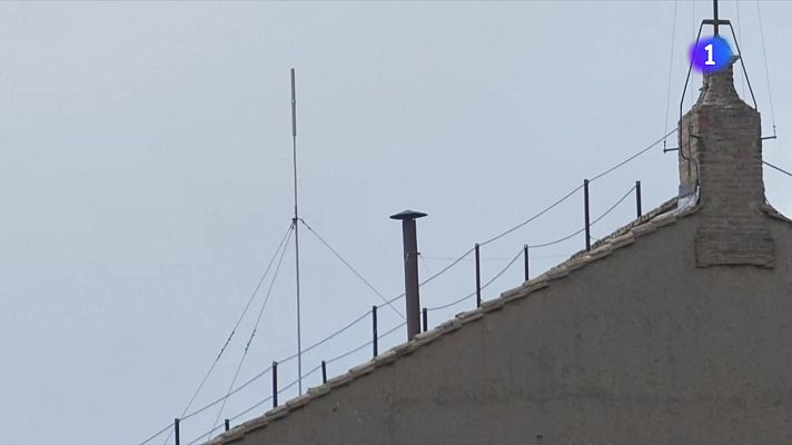 L'Informatiu - Compràs d'espera a la plaça Sant Pere del Vaticà a l'espera del nou papa