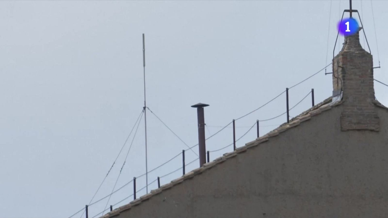 Compràs d'espera a la plaça Sant Pere del Vaticà a l'espera del nou papa - L'Informatiu | Veure