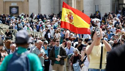 Fumata a pie de calle: expectaci�n entre los asistentes al Vaticano que esperan ver el humo blanco