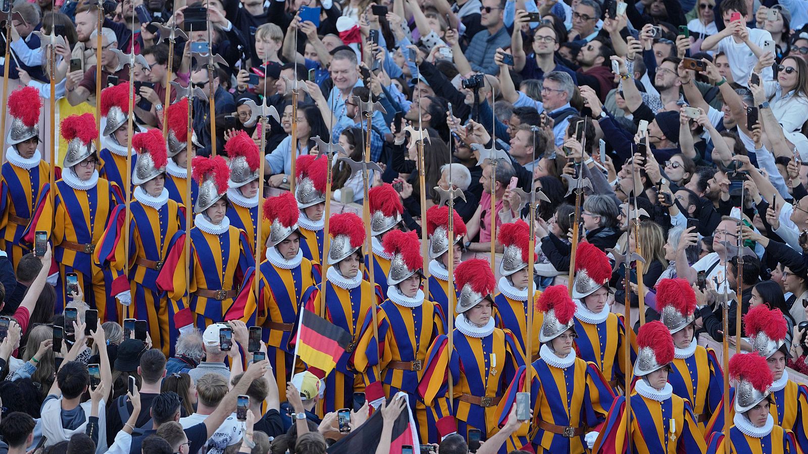 La Guardia Suiza desfila en San Pedro tras conocer la llegada de un nuevo papa - Especiales informativos | Ver