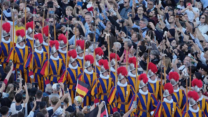 Especiales informativos - La Guardia Suiza desfila en San Pedro tras conocer la llegada de un nuevo papa