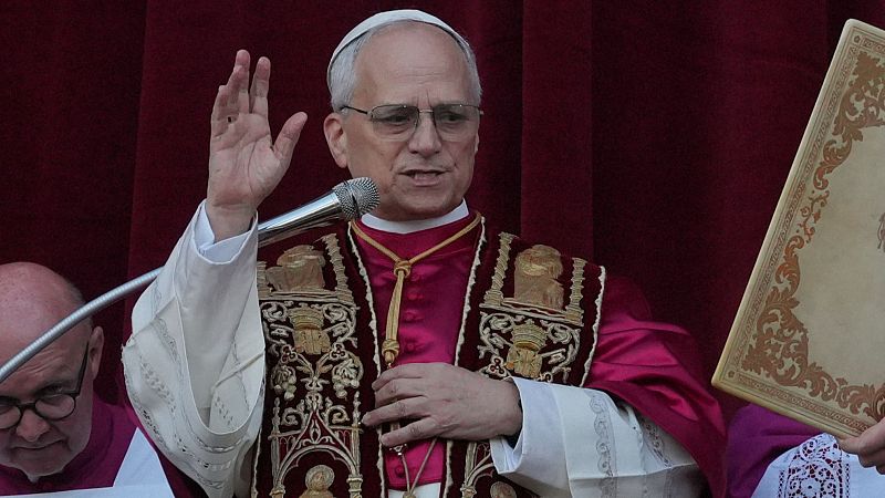 León XIV se dirige en español a los fieles en su primer discurso como papa