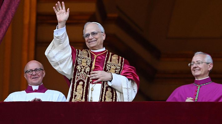 El cardenal Robert Prevost, papa León XIV, el papa número 267 de la historia, comparece ante sus fieles
