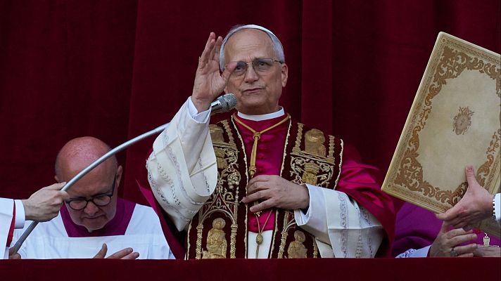 El recién elegido papa León XIV bendice a los fieles