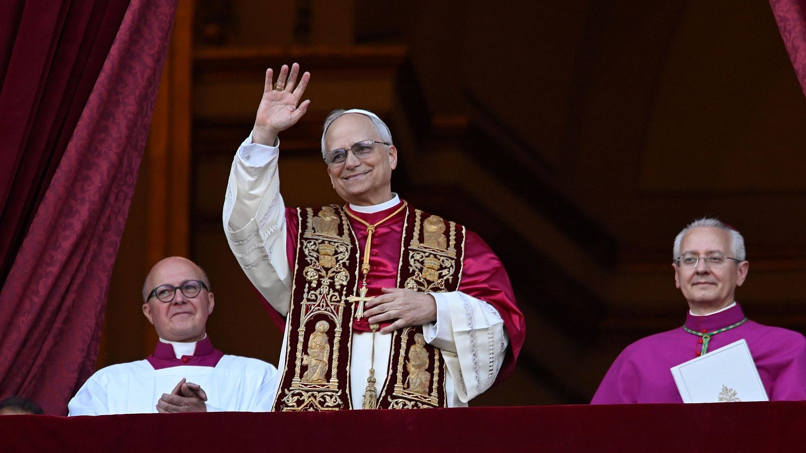 El cardenal Robert Prevost, primer papa de origen estadounidense, llevará el nombre de León XIV