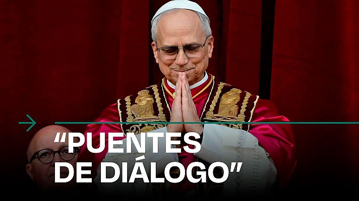 El Papa Francisco, con sotana roja y capa blanca, en actitud orante.  En la imagen se lee \"PUENTES DE DIÁLOGO\".