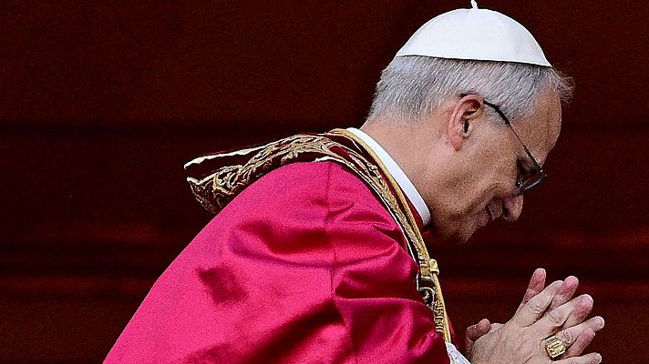 El Papa Francisco, con casulla rosa y solideo blanco, se muestra en actitud de recogimiento, con las manos juntas.