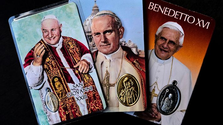 Telediario 1 - Las tiendas de recuerdos del Vaticano se preparan vender merchandising de León XIV