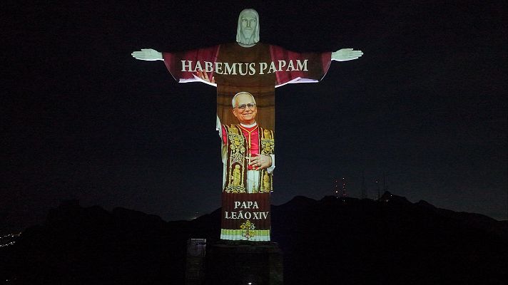 Proyección en el Cristo Redentor: \"HABEMUS PAPAM\", imagen de un Papa y \"PAPA LEÃO XIV\". Celebración papal.