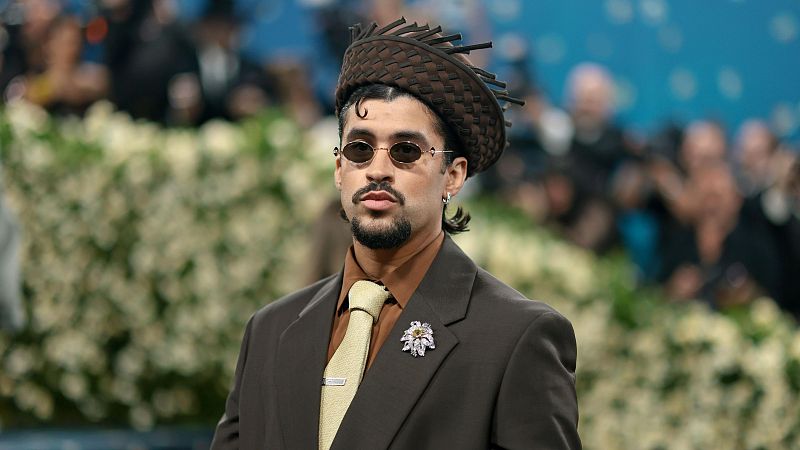 La llamada a Claudia Bavel sobre Bad Bunny | Ver vídeo - La familia de la tele | Ver