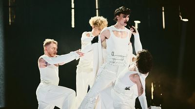 Adonxs (Chequia) con "Kiss Kiss Goodbye"