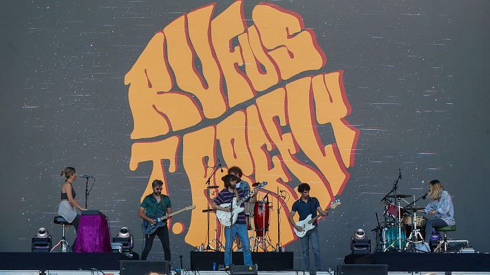 Telediario 2 - La banda madrileña Rufus T. Firefly termina su gira de conciertos con cascos