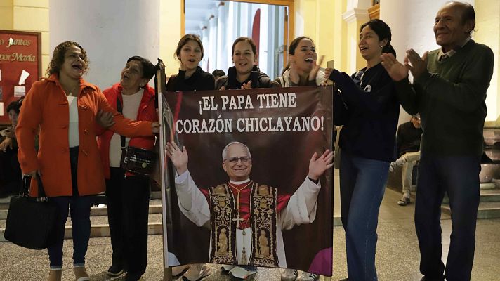 Un grupo de fieles muestra una pancarta del papa en la iglesia Santa María Catedral de Chiclayo