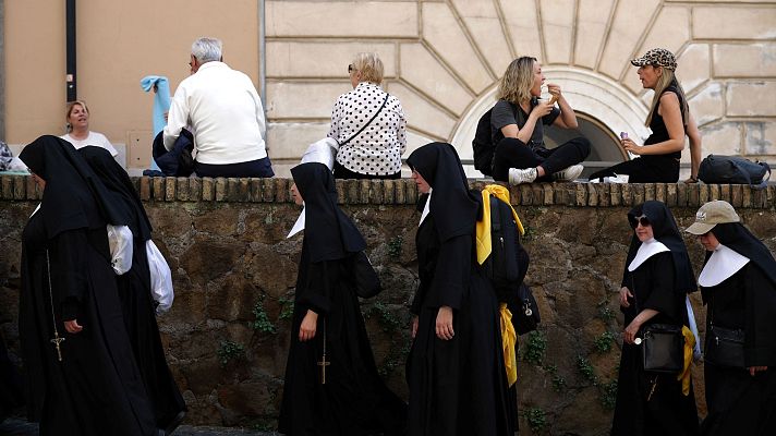Miles de peregrinos y turistas llenan Roma por la elección del papa