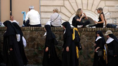 Miles de peregrinos y turistas las calles de Roma por la elecci�n del papa