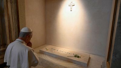 Le�n XIV reza ante la tumba del papa Francisco