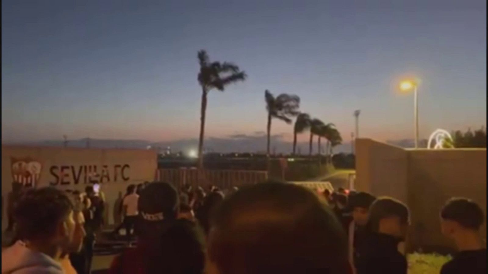 Tensión en la ciudad deportiva del Sevilla tras caer ante Celta - Fútbol | Ver