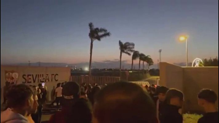 Fútbol - Tensión en Sevilla tras caer ante Celta: varios aficionados tiran abajo una puerta de la ciudad deportiva