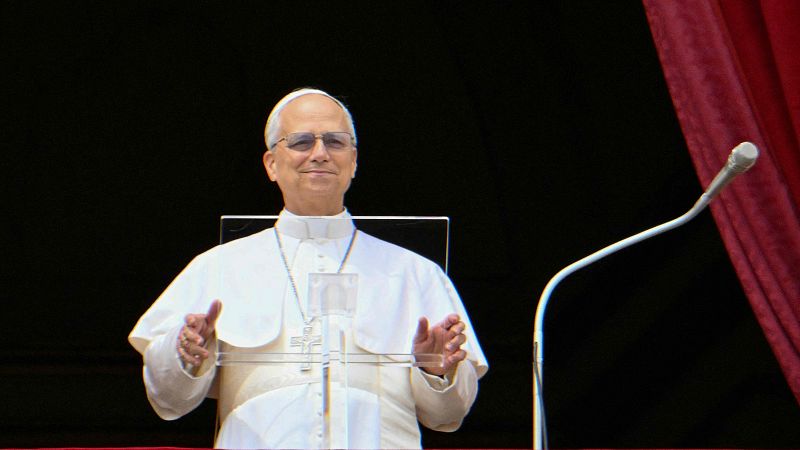 El papa León XIV preside su primer rezo desde la plaza de San Pedro y clama: "Nunca más la guerra"