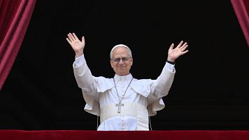 El papa preside su primer rezo en la plaza de San Pedro y clama: "Nunca más la guerra"