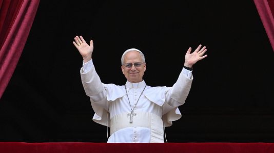 El papa preside su primer rezo en la plaza de San Pedro y clama: "Nunca más la guerra"