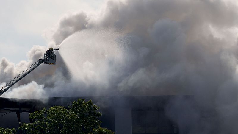 Controlado el incendio que provocó una nube tóxica en Vilanova i la Geltrú