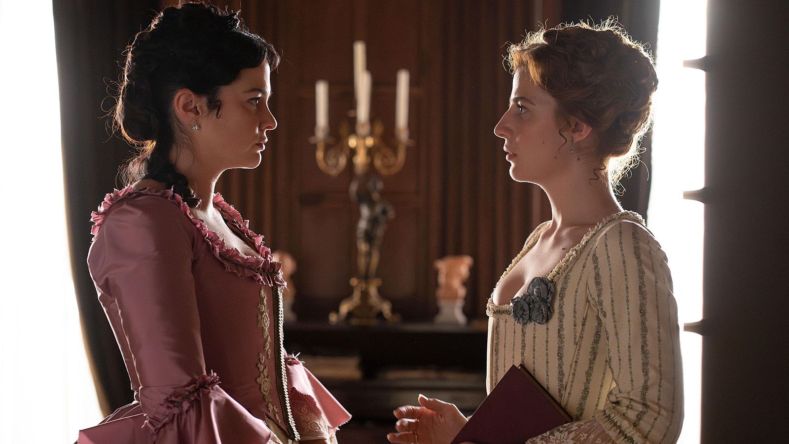 Valle Salvaje - Úrsula muestra sus cartas a Adriana en su primer enfrentamiento - Valle Salvaje | Ver