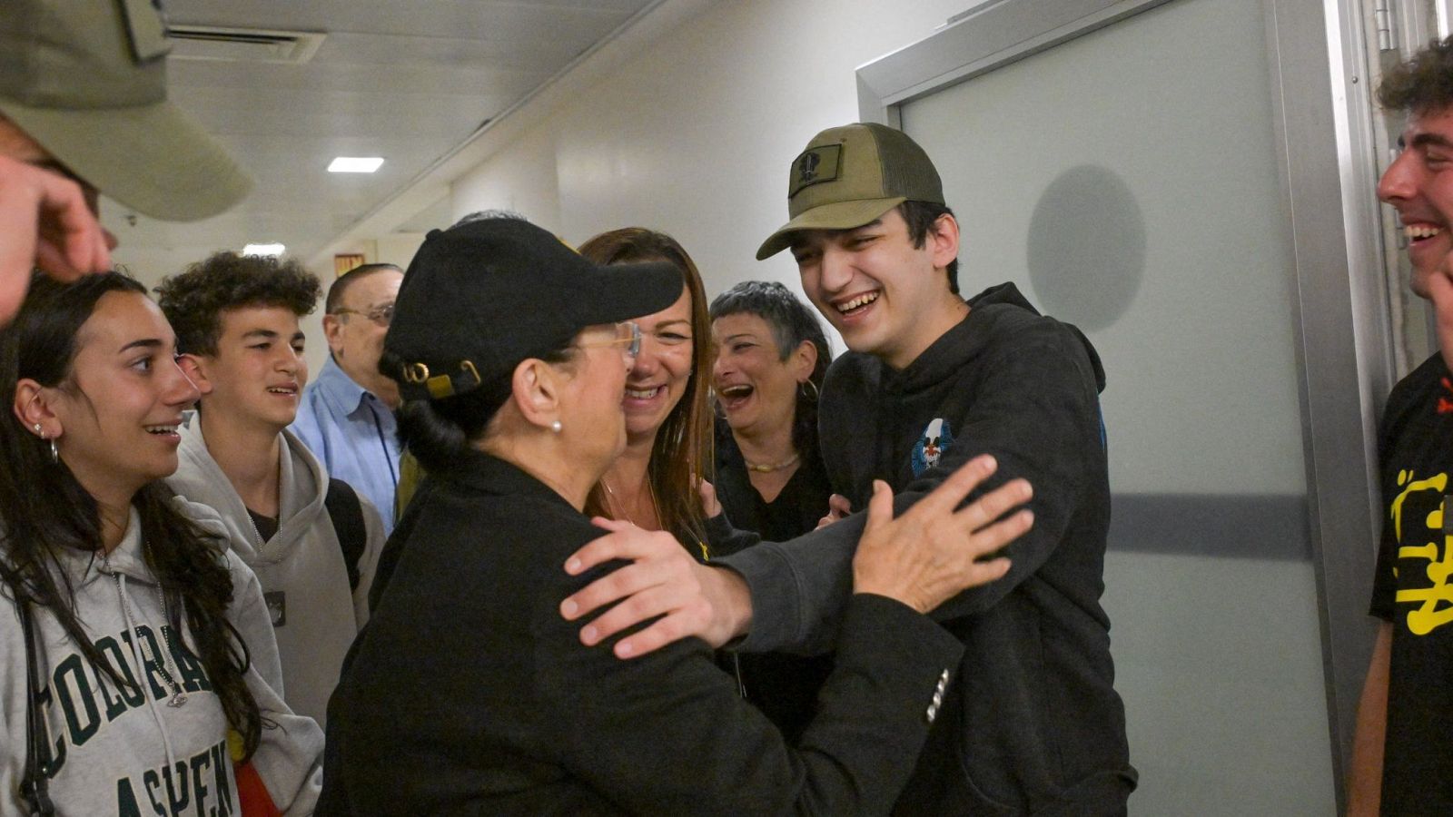 Hamas libera al rehén estadounidense-israelí Edan Alexander tras negociar con EE.UU. | Ver