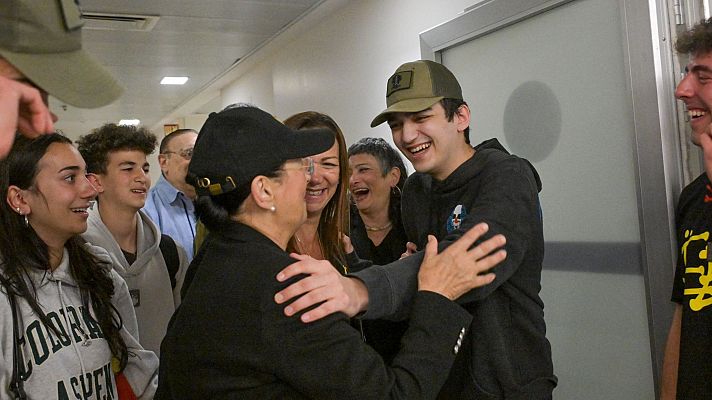 Telediario 2 - Hamas libera al rehén estadounidense-israelí Edan Alexander tras negociar con EE.UU.