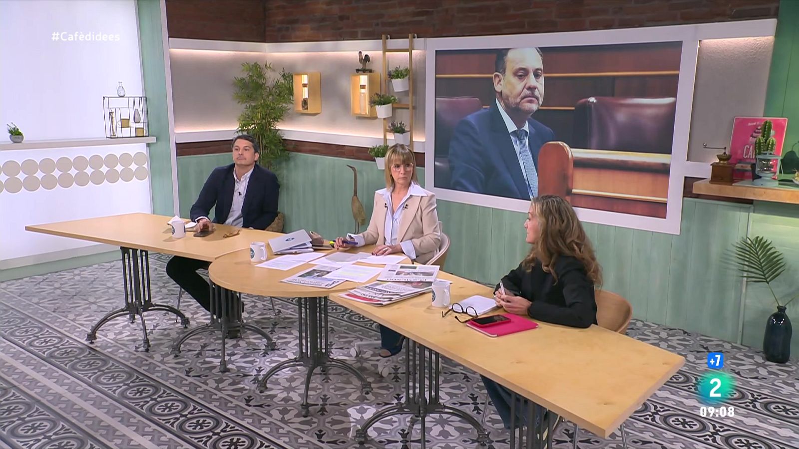 Gemma Nierga reflexiona amb els expolítics. Alba Riera ens presenta el raper català. I parlem amb Alejandro Aliaga d'Ontinet