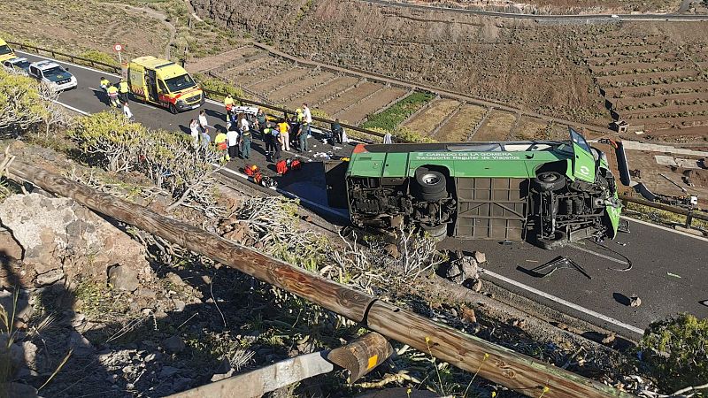 Un muerto y 11 heridos tras volcar un autobús en La Gomera | Ver