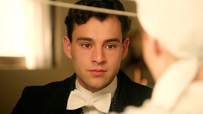 La familia de la tele - Xavi Lock: Así es Curro de 'La Promesa' en el siglo XXI