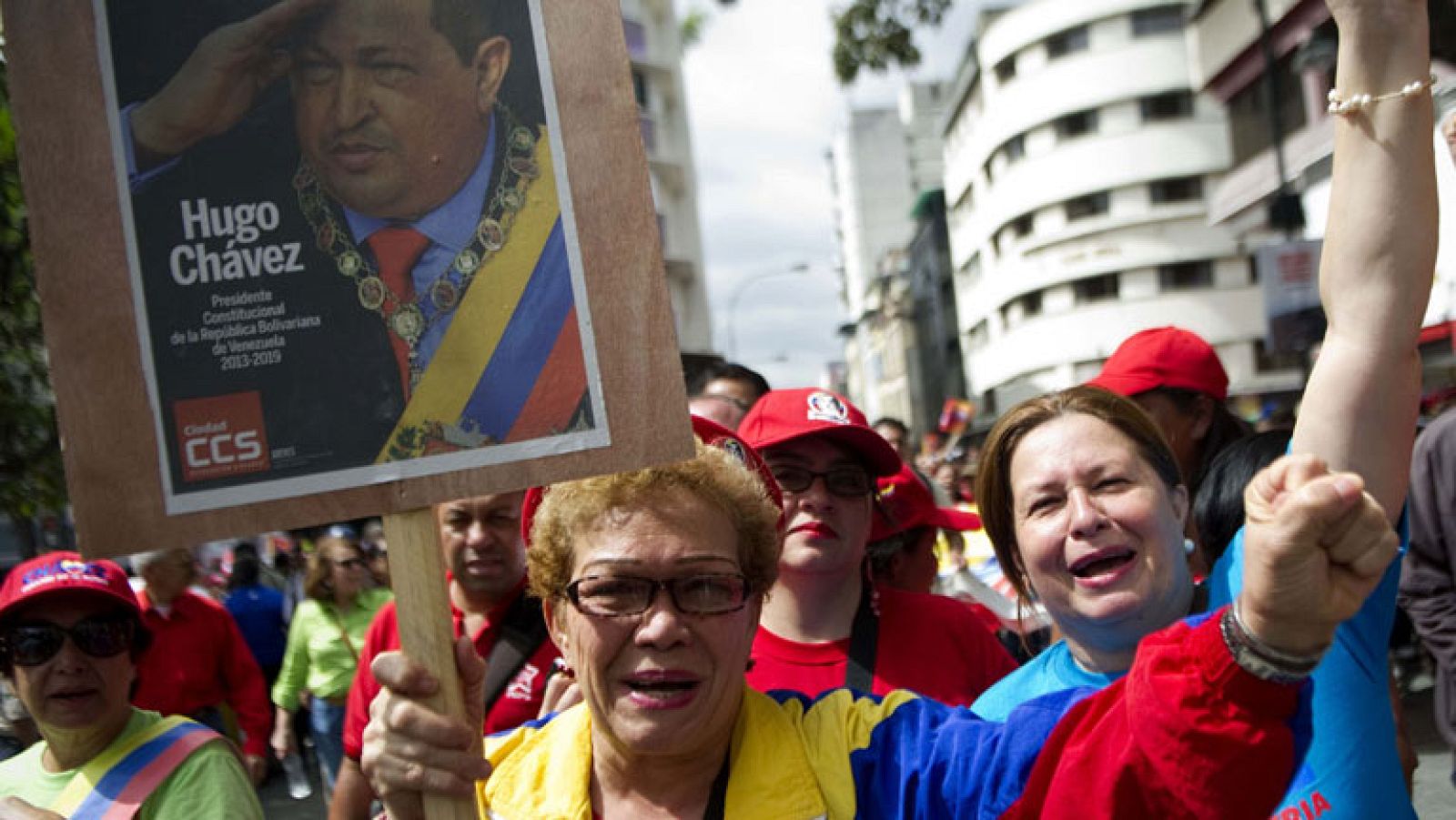 Miles de venezolanos se concentran en Caracas: ¡Todos somos Chávez!"